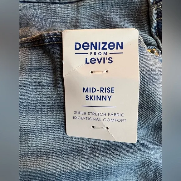 NWT Levi Mid rise skinny. Light wash blue. Women’s size 10. - Picture 2 of 7